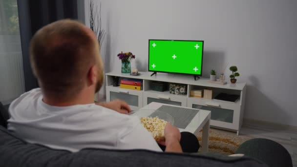 Titta Grön Skärm Chroma Key Hemma Interiör Mannen Tittar Sport — Stockvideo