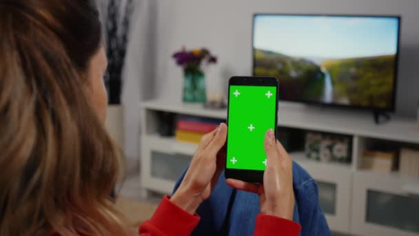 Vrouw Met Smartphone Met Groen Scherm Voor Kopieerruimte Close Chroma — Stockvideo