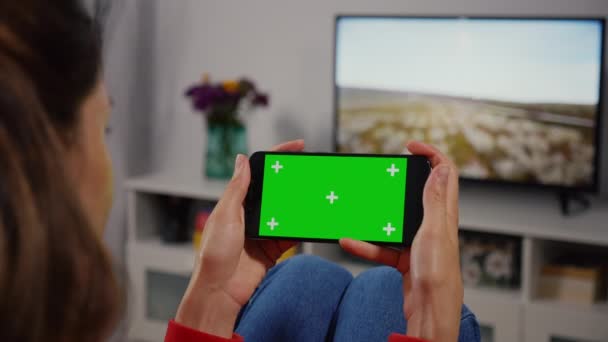 Vrouw Met Smartphone Met Groen Scherm Voor Kopieerruimte Close Chroma — Stockvideo