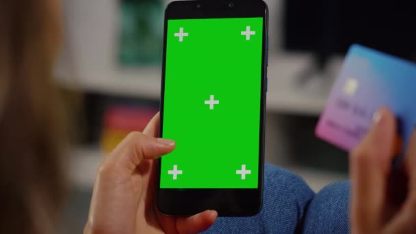 Kundenhände Halten Kreditkarte Und Smartphone Mit Chroma Key Green Screen — Stockvideo