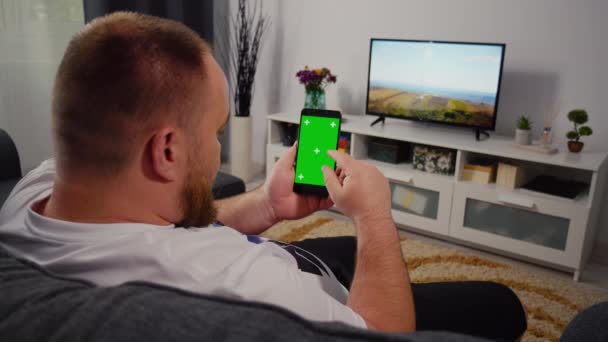 Hombre Usando Smartphone Con Pantalla Verde Para Copiar Espacio Chroma — Vídeo de stock