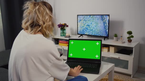 Mujer Sentada Sofá Uso Ordenador Portátil Con Pantalla Verde Chroma — Vídeo de stock