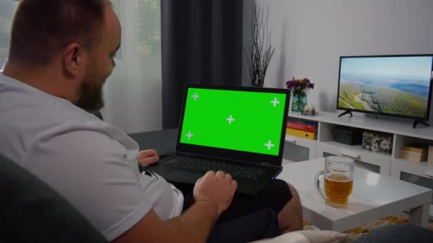 Hombre Usando Ordenador Portátil Con Pantalla Verde Clave Croma Finge — Vídeos de Stock