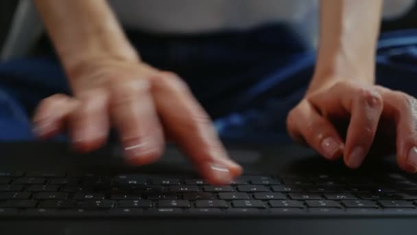 Mãos Femininas Caucasianas Mensagens Texto Teclado Laptop Perto Mulher Negócios — Vídeo de Stock