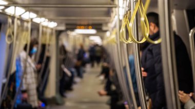 Metro 'da korkuluk asmak. Toplu taşıma yolcularının kayışlarında plastik sarılar var. Metro rayları.