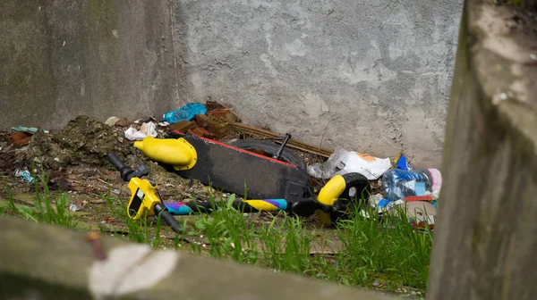Elektrikli scooter çöpe atılır. Elektrikli scooter toplu taşıma.