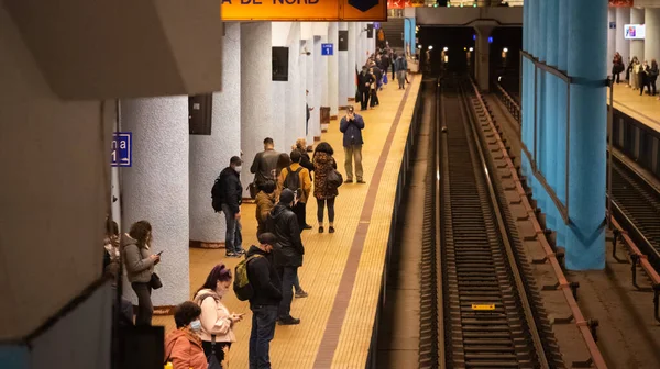 BUCHAREST, ROMANIA - 15 Mayıs 2021 Yeraltı Demiryolu Müstehcen İstasyonu Platformu