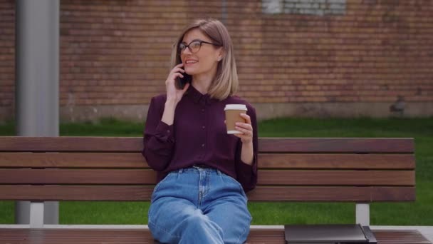 Business Woman Mluví Mobilu Drží Šálek Kávy Portrét Dospělé Dívky — Stock video