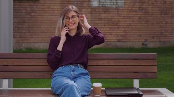 Деловая Женщина Разговаривает Мобильному Телефону Улице Городского Парка Перерыв Кофе — стоковое видео
