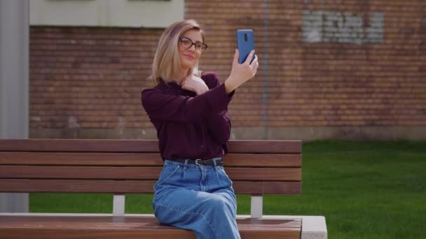 Femme Prenant Selfie Photo Sur Smartphone Dans Parc Ville Plein — Video