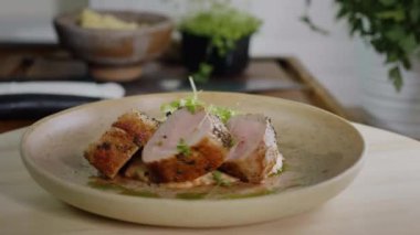 Domuz filetosu - Sanat Yemeği, Gurme Yemeği Yavaş Çekim Yakın Çekim.