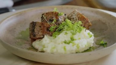 Domuz eti - Sanat Yemeği, Gurme Yemeği Yavaş Çekim Yakın Çekim.