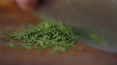 Bir Kesme Tahtasındaki Taze Dill Kesiliyor Yavaş Çekim Video Profesyonel Aşçılık.