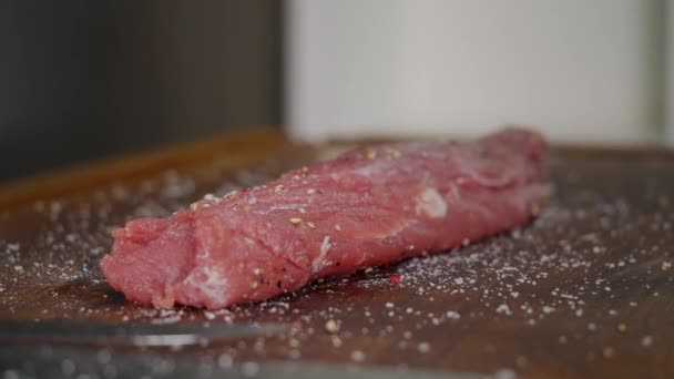 调料生肉在准备桌上 厨师在专业厨房准备肉食 特写镜头慢动作 — 图库视频影像