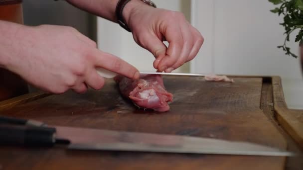Chef Corta Carne Crua Com Faca Câmara Lenta Carne Porco — Vídeo de Stock