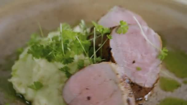 Varkenshaas Bereid Voor Het Serveren Art Food Gastronomische Maaltijd Slow — Stockvideo