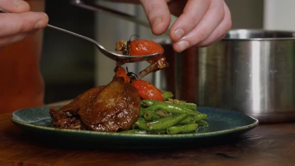 鴨料理の食欲をそそります 揚げトマトの遅い動きを飾る閉じる映像料理の詳細 — ストック動画