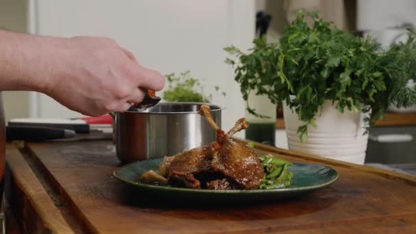 Comida Pato Apetitoso Tomate Frito Decorado Cámara Lenta Primer Plano — Vídeos de Stock