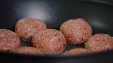 Yakın çekim köfteler sıcak tavada kızartılıyor.