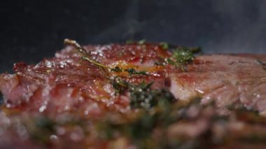 Pişmiş biftek çok lezzetli görünüyor. Yemek sanatı hakkında 
