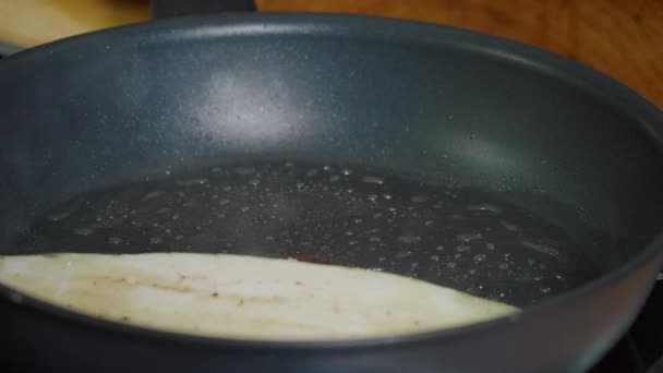 뜨거운 맛있는 스레드에 플랜트 튀기는 — 비디오