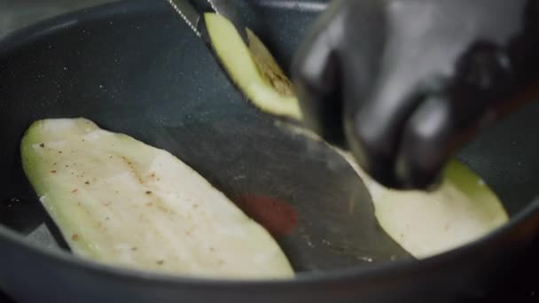 Close Gebratene Auberginen Scheiben Geschnitten Pfanne Leckeres Gemüse Leckeres Vegetarisches — Stockvideo