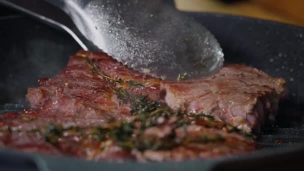 烤牛肉肉看起来很好吃 很接近慢镜头 关于食物艺术的影片 大块牛排细节 — 图库视频影像