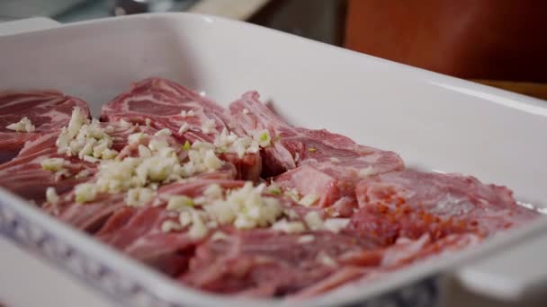 Carnea Miel Condimentată Piper Usturoi Sare Înainte Gătit Juicy Raw — Videoclip de stoc