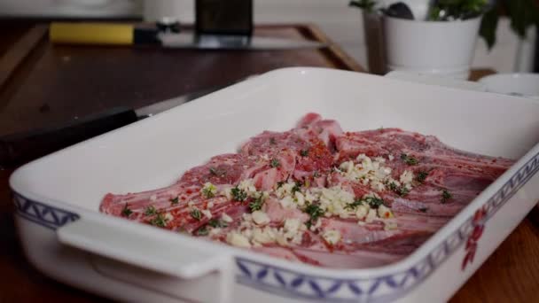 スパイスで味付け子羊の肉 ニンニク 調理前にハーブ ジューシーな生ラム スローモーション — ストック動画