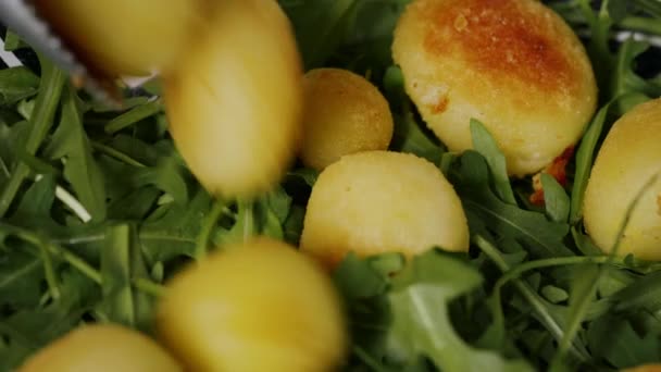 Verse Arugula Gekookte Aardappelsalade Heathy Food Vegetarisch Concept Sluiten — Stockvideo