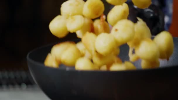 Unga Potatis Matlagning Pan Chef Blandar Potatis Genom Att Kasta — Stockvideo