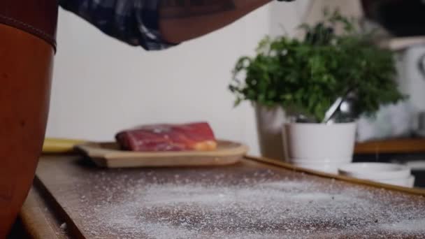 Slow Motion Záběry Strewing Salt Pepper Wood Chipper Fresh Raw — Stock video