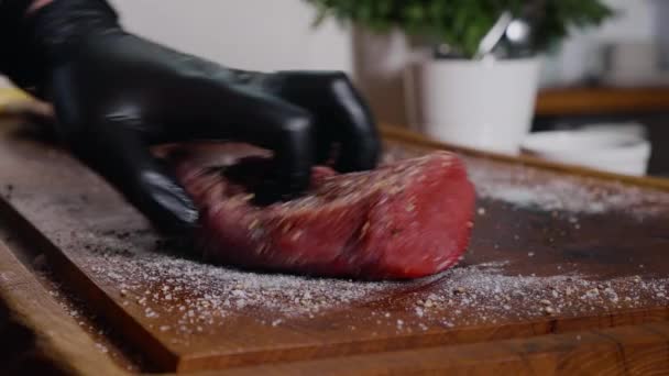 Chef Papéis Carne Carne Carne Sal Pimenta Choppe Madeira Conceito — Vídeo de Stock