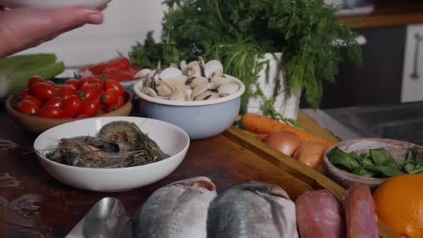 料理のためのクリーニングシェル シェフキッチンの様々な魚介類 おいしい魚介類 食料の準備映像 スローモーションフードビデオ — ストック動画