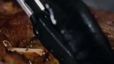 Lezzetli Kızartmayı Kapatın. İştah açıcı Lamb Dish. Ağır çekim. Gıda hakkındaki Macro Görüntüleri.
