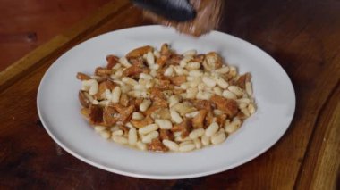 Mutfakta profesyonel aşçı. Biftek ve fasulyeli lezzetli yemek. Hareketli yemek. Görüntüler..