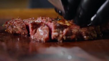 Şefin Orta pişmiş sığır eti kesmesi çok lezzetli görünüyor. Yemek sanatı hakkında yavaş çekim videosu..