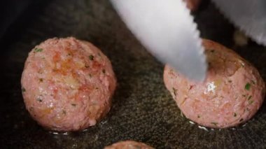 Lezzetli Köfteler Sıcak Tavada Kızartılıyor Yakın çekim.