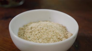 Mutfaktaki kasede et baharatları..