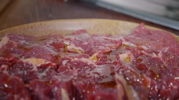 Rohes Rindfleisch Auf Dem Zubereitungstisch Würzen Zeitlupenaufnahmen Großaufnahme Beim Kochen — Stockvideo