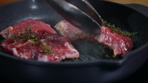 Éhező Marhahús Steak Főzés Egy Serpenyőben Fűszerekkel Fűszerezve Főzés Art — Stock videók