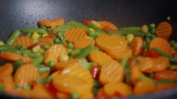 Приправте Овочі Приготовані Сковороді Сіллю — стокове відео
