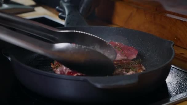 Appetizing Beef Steak Cocinar Una Sartén Sazonada Con Hierbas Cocina — Vídeos de Stock