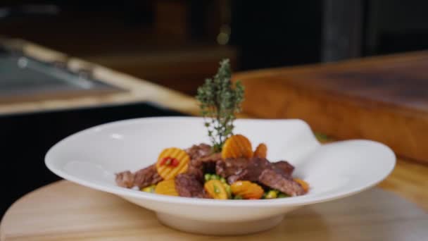 Beef Meal Presentatie White Plate Chef Kok Specialiteit Schotel Lekkere — Stockvideo