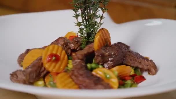 Beef Meal Presentatie White Plate Close Beelden Chef Kok Specialiteit — Stockvideo