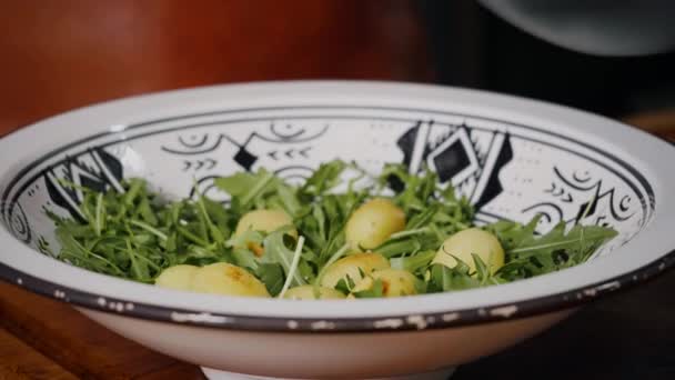 新鲜的Arugula和煮熟的土豆沙拉 厚重食物素食概念 — 图库视频影像