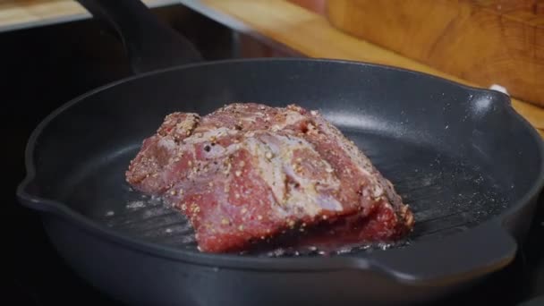 おいしいジューシーな肉ステーキグリルで料理 ホットパン スローモーション映像 — ストック動画