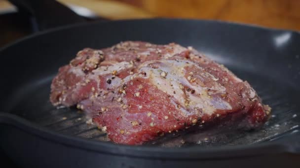 Delicioso Juicy Meat Steak Cooking Grill Hot Pan Filmagem Lenta — Vídeo de Stock