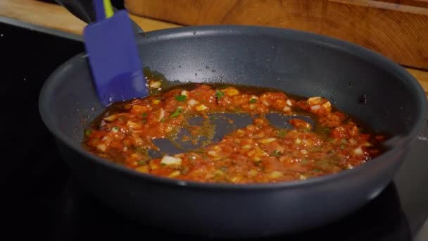 Slow Motion Mieszanie Hot Sauce Patelni Zamknij Wideo Gotowanie Żywności — Wideo stockowe