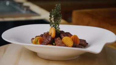 Beyaz Tabakta Biftek Yemeği Sunumu. Şef Spesiyal Tabak. Lezzetli Yemek Yavaş Hareket